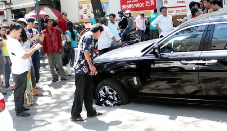 Xe Rolls-Royce sụp “hố tử thần” - 5 Xe Rolls-Royce sụp “hố tử thần” - 5