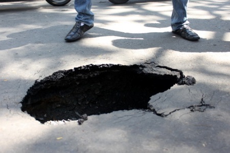 Xe Rolls-Royce sụp “hố tử thần” - 7 Xe Rolls-Royce sụp “hố tử thần” - 7