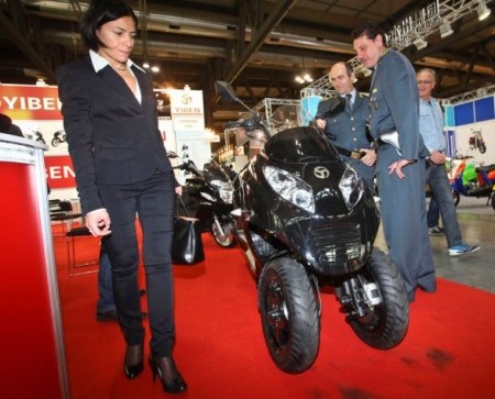 Xe Trung Quốc bị thu giữ vì kiểu dáng giống Piaggio MP3 - 2