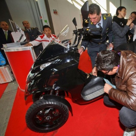 Xe Trung Quốc bị thu giữ vì kiểu dáng giống Piaggio MP3 - 3