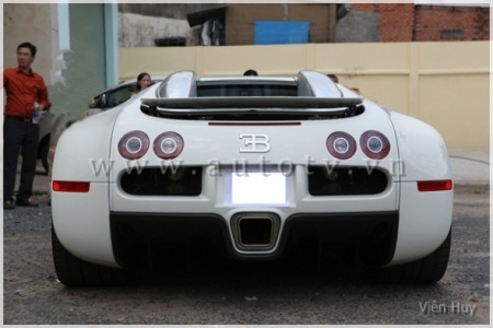 Siêu xe Bugatti Veyron lăn bánh tại Việt Nam - 11 Siêu xe Bugatti Veyron lăn bánh tại Việt Nam - 11