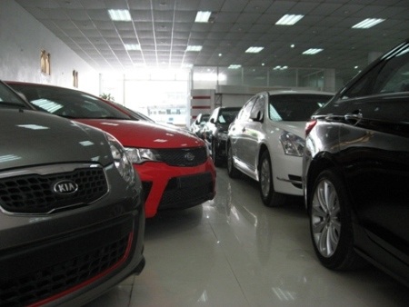 Nhập khẩu ô tô giảm sâu, xe máy tăng mạnh - 1