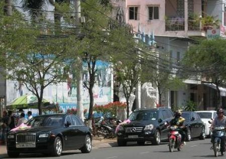 Dàn xe siêu sang đón dâu ở miền Tây - 1
