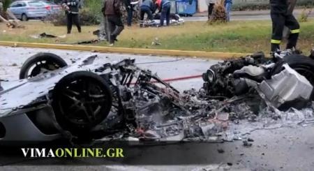 Siêu xe Ferrari gãy đôi, hai người may mắn thoát chết - 2