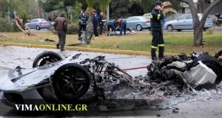 Siêu xe Ferrari gãy đôi, hai người may mắn thoát chết - 1