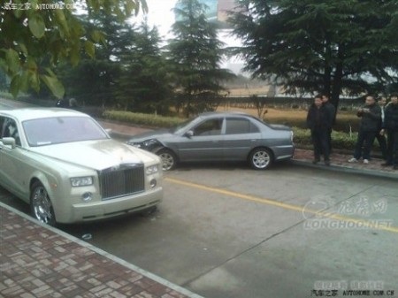 Xe Rolls-Royce Phantom “toác đầu” vì Lancer - 4 Xe Rolls-Royce Phantom “toác đầu” vì Lancer - 4
