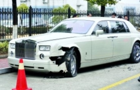Xe Rolls-Royce Phantom “toác đầu” vì Lancer - 5 Xe Rolls-Royce Phantom “toác đầu” vì Lancer - 5