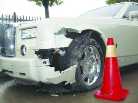 Xe Rolls-Royce Phantom “toác đầu” vì Lancer - 2 Xe Rolls-Royce Phantom “toác đầu” vì Lancer - 2