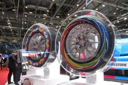 Bridgestone giới thiệu lốp in họa tiết