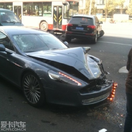 Aston Martin Rapide toác đầu vì Audi Q5 - 5 Aston Martin Rapide toác đầu vì Audi Q5