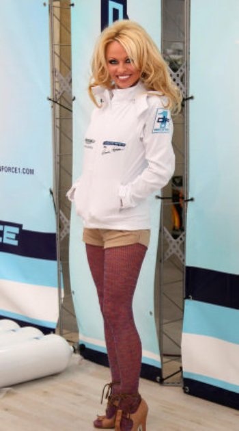 “Quả bom sex” Pamela Anderson lập đội đua 