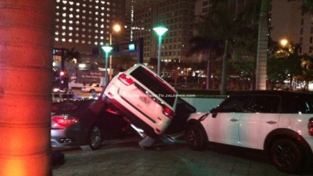 Xe Maserati mất lái, tông Porsche mui trần