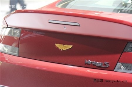 Cận cảnh xe Aston Martin phiên bản Rồng