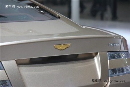 Cận cảnh xe Aston Martin phiên bản Rồng