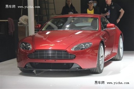 Cận cảnh xe Aston Martin phiên bản Rồng