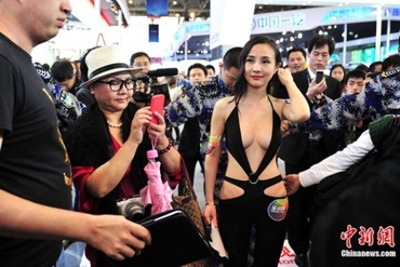 Bắc Kinh phê bình việc người mẫu ôtô ăn mặc hở hang - 1
