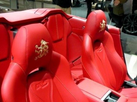 Cận cảnh xe Aston Martin phiên bản Rồng