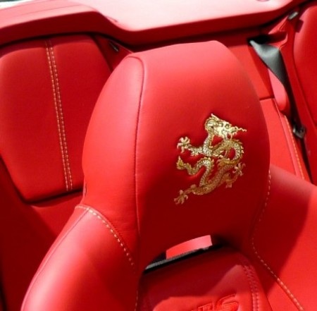 Cận cảnh xe Aston Martin phiên bản Rồng