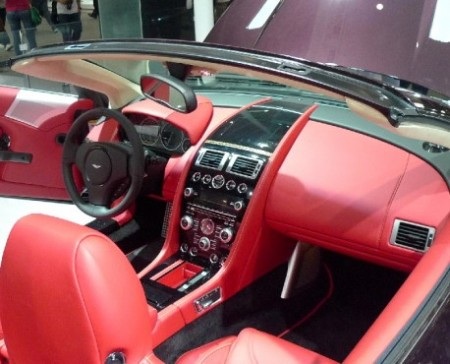 Cận cảnh xe Aston Martin phiên bản Rồng