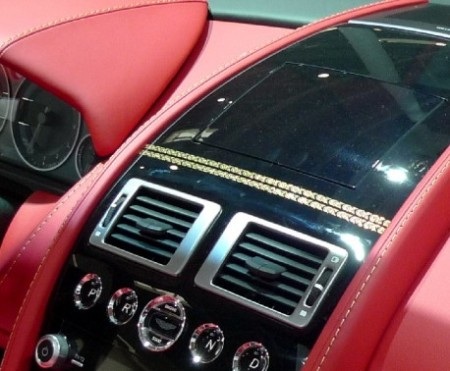 Cận cảnh xe Aston Martin phiên bản Rồng