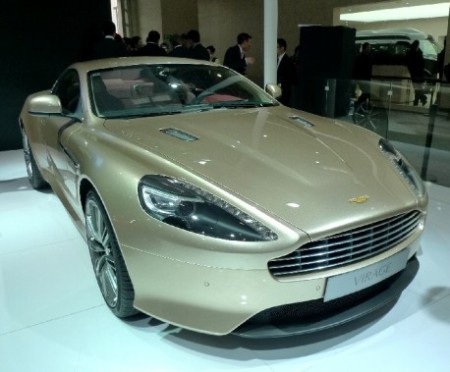 Cận cảnh xe Aston Martin phiên bản Rồng