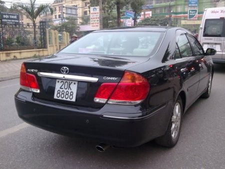 Một chiếc Camry thế hệ cũ hơn cũng mang biển tứ quý