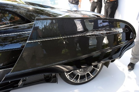 Phần chắn bùn bánh sau trông như chiếc cánh rời hẳn khỏi thân xe