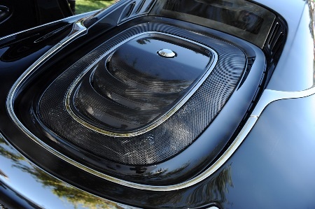 Kết cấu bằng sợi carbon giúp xe X-1 có được trọng lượng chỉ 1.400kg