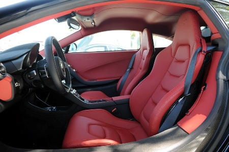 Phần chắn bùn bánh sau trông như chiếc cánh rời hẳn khỏi thân xe