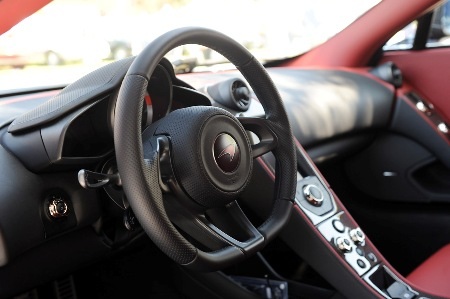 Phần chắn bùn bánh sau trông như chiếc cánh rời hẳn khỏi thân xe