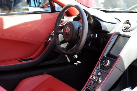 Phần chắn bùn bánh sau trông như chiếc cánh rời hẳn khỏi thân xe