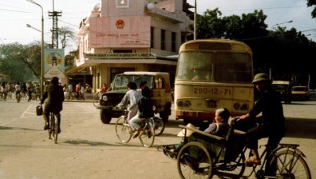 Những năm 90, người Hà Nội đi xe gì? - 18 Xe ô tô chủ yếu là những chiếc xe do Liên Xô cung cấp