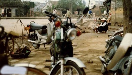 Những năm 90, người Hà Nội đi xe gì? - 12 Xe máy dần trở nên phổ biến hơn