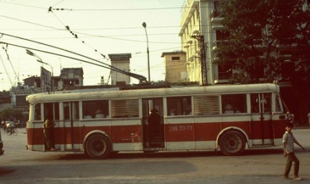 Những năm 90, người Hà Nội đi xe gì? - 17 Xe điện bánh hơi cũng được sử dụng