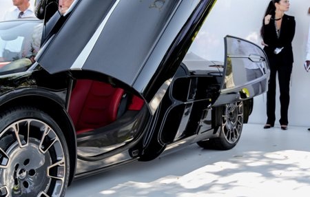 Phần chắn bùn bánh sau trông như chiếc cánh rời hẳn khỏi thân xe