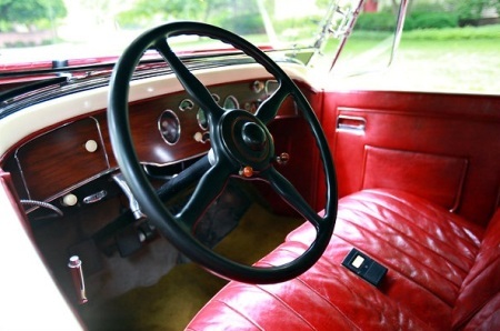 Nội thất da đỏ của chiếc Packard