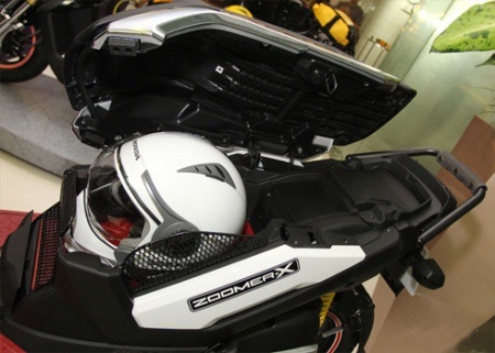 Honda Zoomer X - Scooter siêu tiết kiệm nhiên liệu - 9 Cốp xe đủ lớn để chứa một mũ bảo hiểm cả đầu
