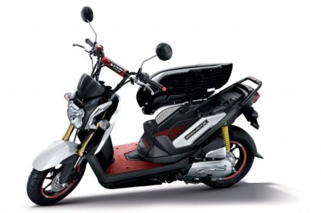 Honda Zoomer X - Scooter siêu tiết kiệm nhiên liệu - 6 Cốp dưới yên có thể bỏ trống để chứa các vật dài, như ván trượt, hoặc lắp hộp chứa đồ kín