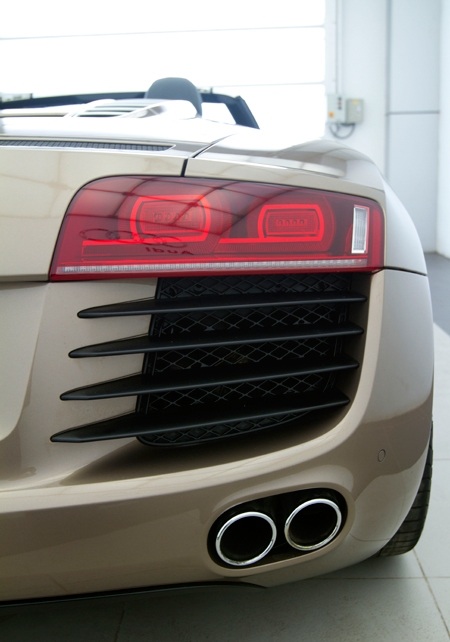 Hộc để đồ phía trước, dưới nắp ca-pô