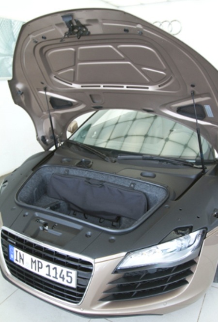 Hộc để đồ phía trước, dưới nắp ca-pô