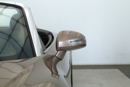 Hộc để đồ phía trước, dưới nắp ca-pô