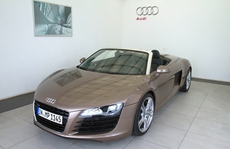 Chiếc xe có khả năng tăng tốc từ 0 lên 100 km/h trong 4,8 giây và có tốc độ tối đa 299 km/h