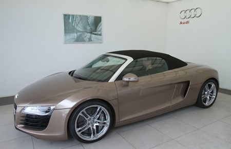 Hộc để đồ phía trước, dưới nắp ca-pô