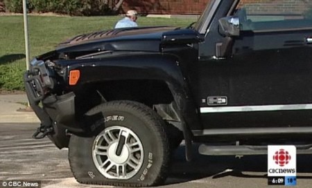 “Hy sinh” xe Hummer H3 để cứu mạng 4 em nhỏ - 2 Ông Darrell Krushelnicki, 46 tuổi, ở
