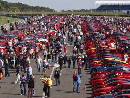 Ferrari lập kỉ lục diễu hành  - 2 Tiến Đức