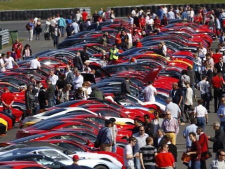 Ferrari lập kỉ lục diễu hành  - 3 Tiến Đức
