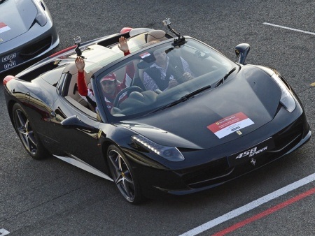 Ferrari lập kỉ lục diễu hành  - 1 Felipe Massa dẫn đầu đoàn diễu hành trên chiếc Ferrari 458 Spider