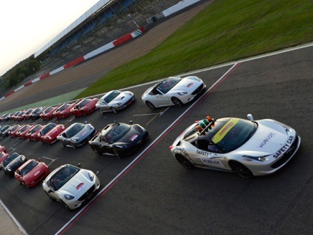 Ferrari lập kỉ lục diễu hành  - 8 Tiến Đức