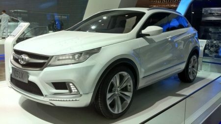 Các hãng xe Trung Quốc đua nhau mời nhà thiết kế Tây - 2 Nhà thiết kế Martin Uhlarik người Ý tới đây sẽ “cắm chốt” tại trung tâm thiết kế của SAIC ở châu Âu
