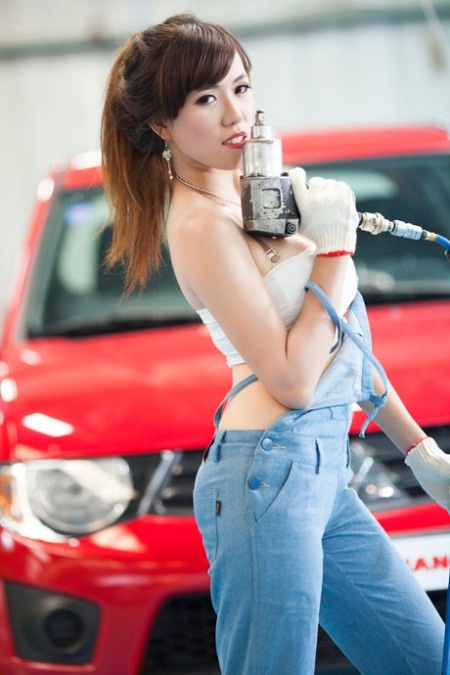 Cùng hotgirl đi sửa xe - 3 Photo: